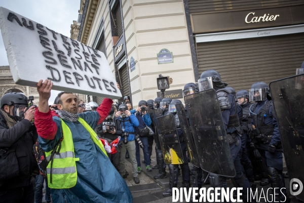 Quatrième samedi de manifestation du mouvement des Gilets jaunes sur les champs-Elysées à Paris