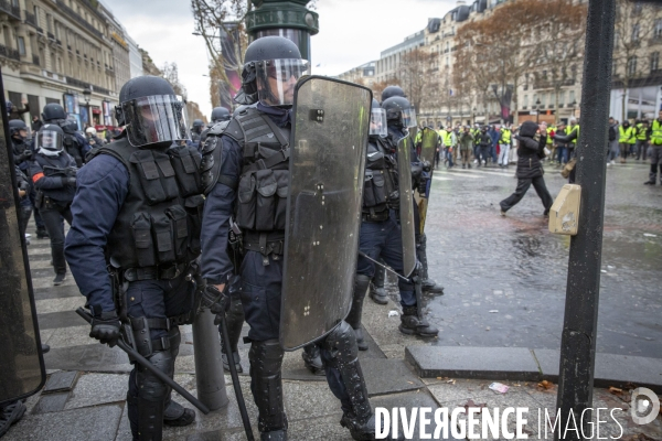 Quatrième samedi de manifestation du mouvement des Gilets jaunes sur les champs-Elysées à Paris