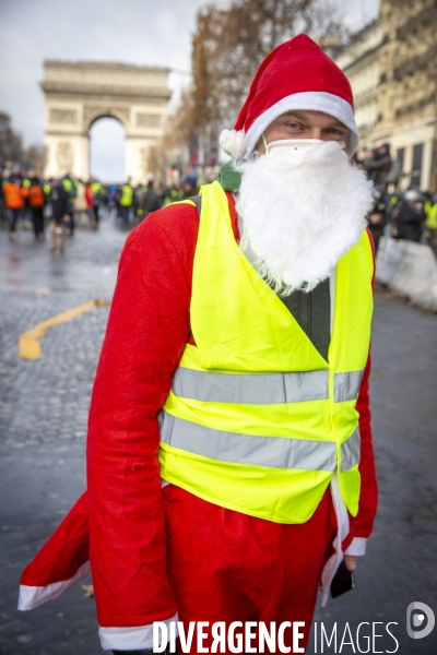 Quatrième samedi de manifestation du mouvement des Gilets jaunes sur les champs-Elysées à Paris