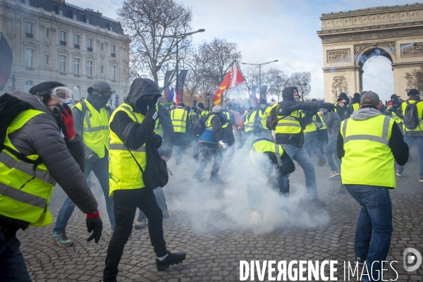 Quatrième samedi de manifestation du mouvement des Gilets jaunes sur les champs-Elysées à Paris