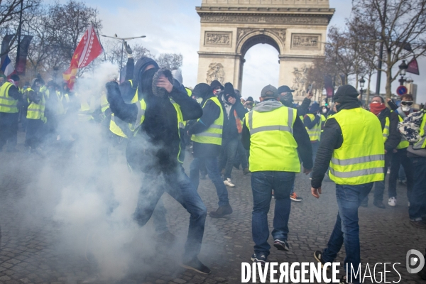 Quatrième samedi de manifestation du mouvement des Gilets jaunes sur les champs-Elysées à Paris