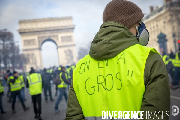 Quatrième samedi de manifestation du mouvement des Gilets jaunes sur les champs-Elysées à Paris