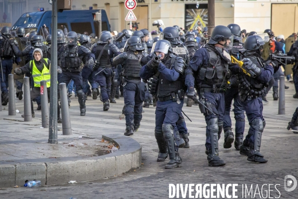 Quatrième samedi de manifestation du mouvement des Gilets jaunes sur les champs-Elysées à Paris