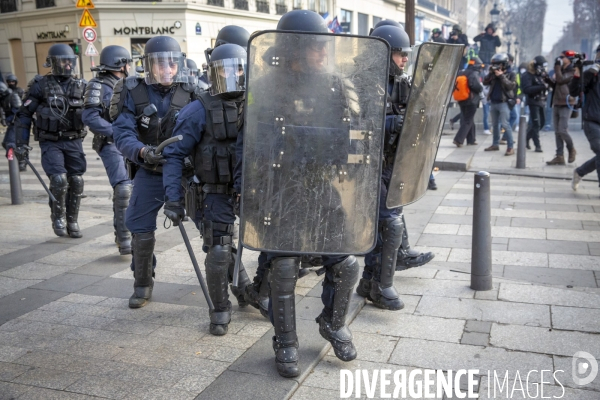 Quatrième samedi de manifestation du mouvement des Gilets jaunes sur les champs-Elysées à Paris