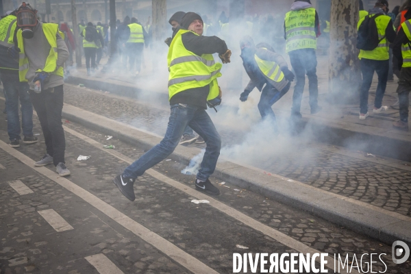 Quatrième samedi de manifestation du mouvement des Gilets jaunes sur les champs-Elysées à Paris