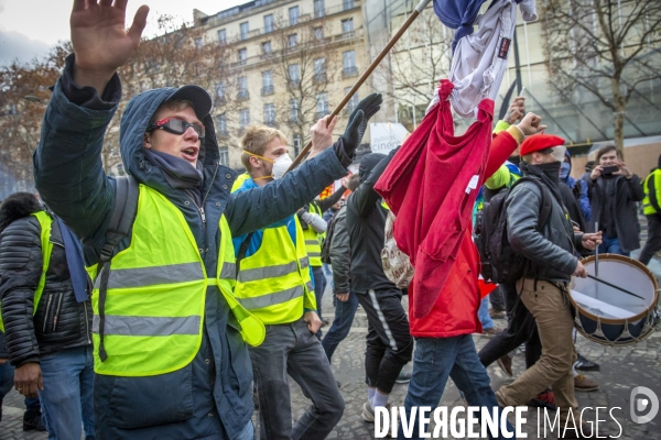 Quatrième samedi de manifestation du mouvement des Gilets jaunes sur les champs-Elysées à Paris