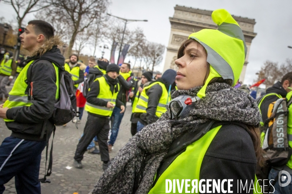 Quatrième samedi de manifestation du mouvement des Gilets jaunes sur les champs-Elysées à Paris