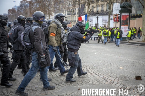 Quatrième samedi de manifestation du mouvement des Gilets jaunes sur les champs-Elysées à Paris