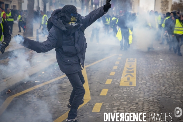 Quatrième samedi de manifestation du mouvement des Gilets jaunes sur les champs-Elysées à Paris