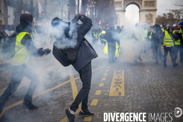 Quatrième samedi de manifestation du mouvement des Gilets jaunes sur les champs-Elysées à Paris
