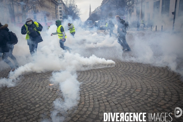 Quatrième samedi de manifestation du mouvement des Gilets jaunes sur les champs-Elysées à Paris