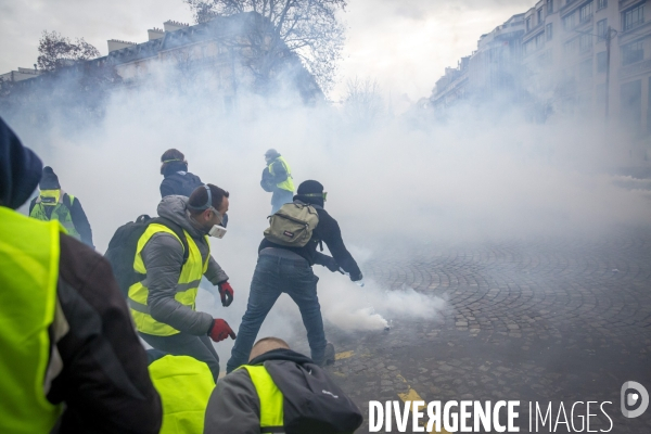 Quatrième samedi de manifestation du mouvement des Gilets jaunes sur les champs-Elysées à Paris