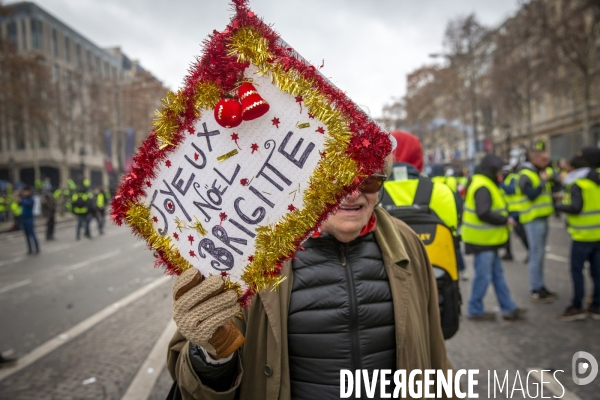 Quatrième samedi de manifestation du mouvement des Gilets jaunes sur les champs-Elysées à Paris