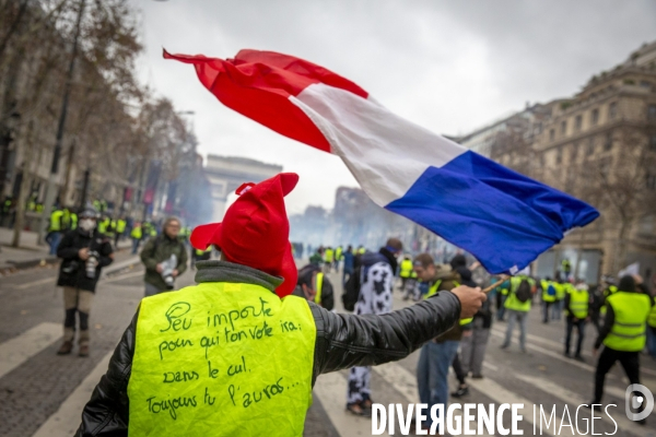 Quatrième samedi de manifestation du mouvement des Gilets jaunes sur les champs-Elysées à Paris