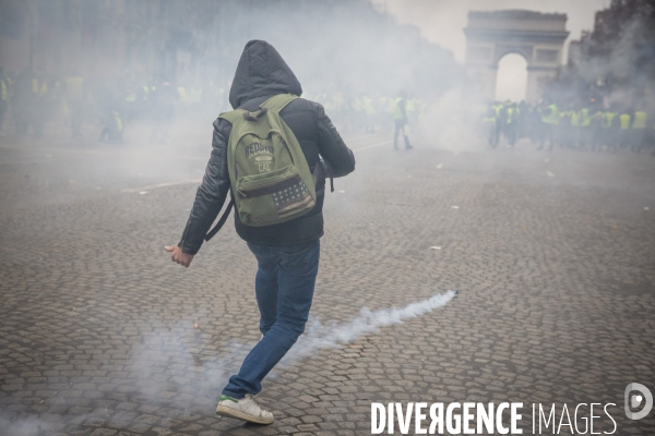 Quatrième samedi de manifestation du mouvement des Gilets jaunes sur les champs-Elysées à Paris