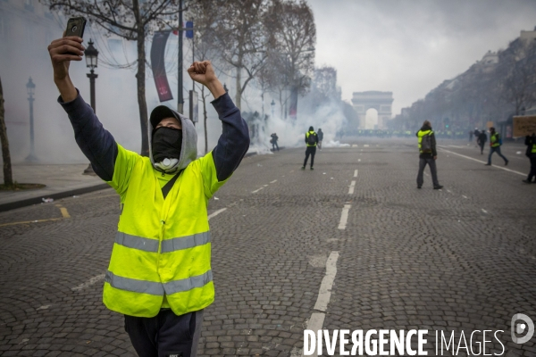 Quatrième samedi de manifestation du mouvement des Gilets jaunes sur les champs-Elysées à Paris