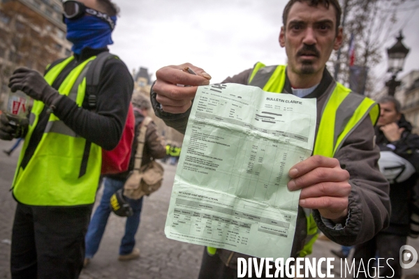 Quatrième samedi de manifestation du mouvement des Gilets jaunes sur les champs-Elysées à Paris