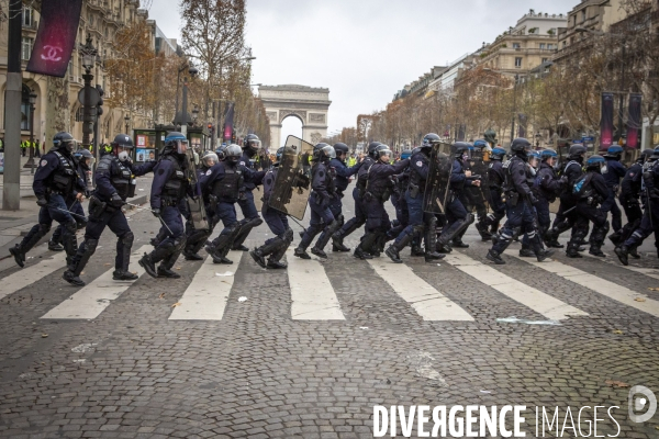 Quatrième samedi de manifestation du mouvement des Gilets jaunes sur les champs-Elysées à Paris