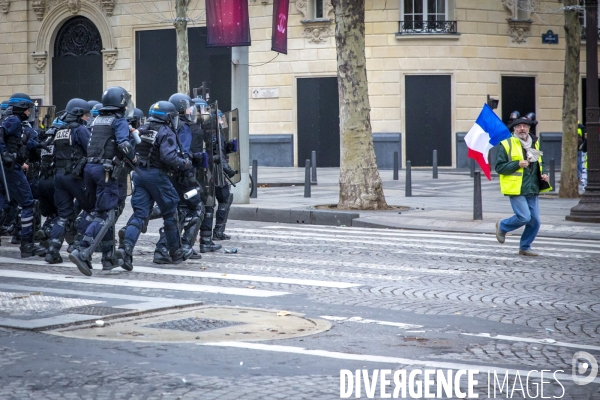 Quatrième samedi de manifestation du mouvement des Gilets jaunes sur les champs-Elysées à Paris