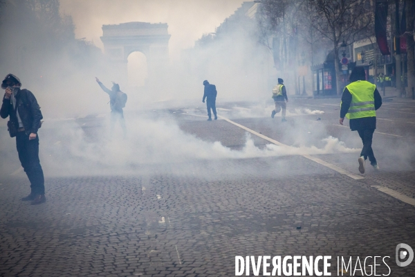 Quatrième samedi de manifestation du mouvement des Gilets jaunes sur les champs-Elysées à Paris