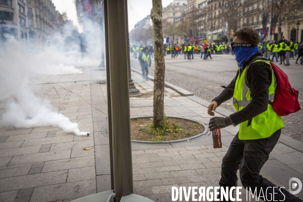 Quatrième samedi de manifestation du mouvement des Gilets jaunes sur les champs-Elysées à Paris