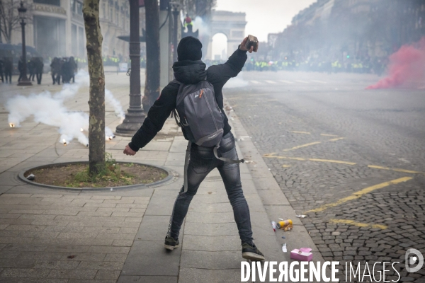 Quatrième samedi de manifestation du mouvement des Gilets jaunes sur les champs-Elysées à Paris