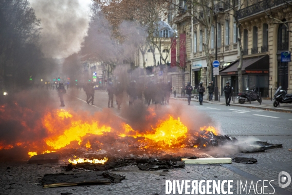 Quatrième samedi de manifestation du mouvement des Gilets jaunes sur les champs-Elysées à Paris