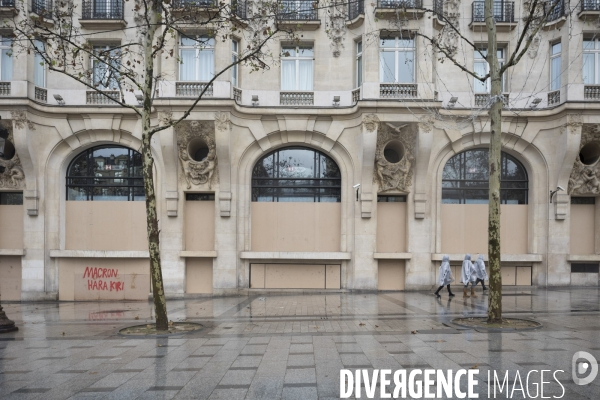 Banques et Commerces barricadés à Paris