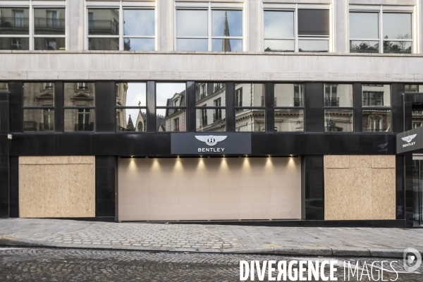 Banques et Commerces barricadés à Paris