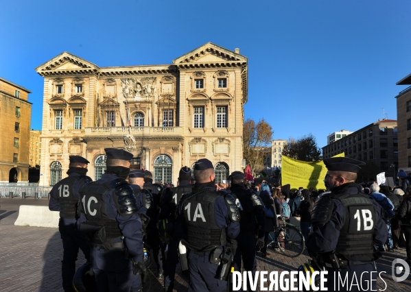 Manisfestation devant la Marie de Marseille