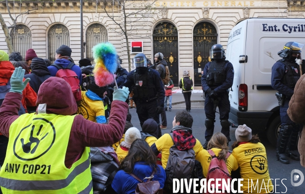 Mobilisation devant  l agence centrale de la Société Générale pour un nettoyage géant