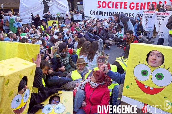 Mobilisation devant l agence centrale de Société Général pour un nettoyage géant