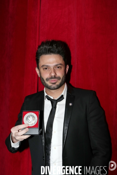 Grégory Bakian recoit une médaille.