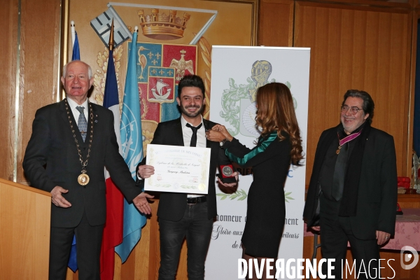 Grégory Bakian recoit une médaille.