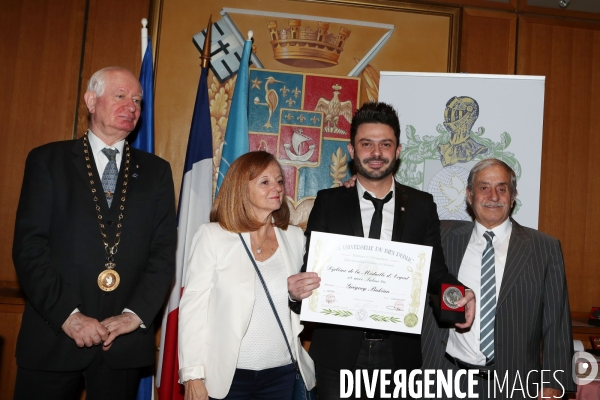 Grégory Bakian recoit une médaille.