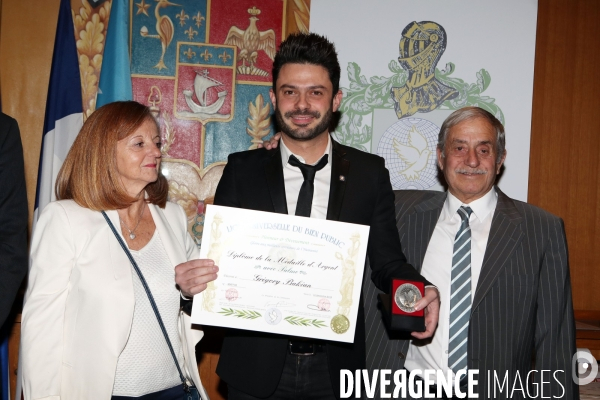 Grégory Bakian recoit une médaille.