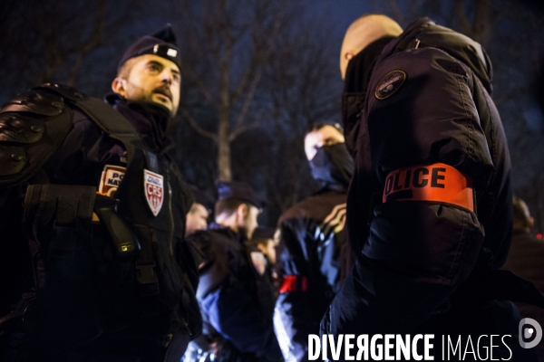 Manifestation interdite de policiers en colère.