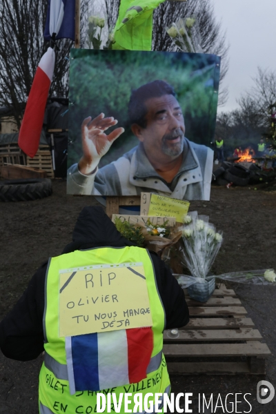 Villeneuve sur Lot 21 /12/ 2018, Hommage à Olivier Daurelle, Gilet jaune écrasé par un poids lourd au rond point d agen.