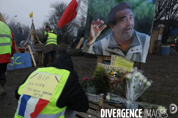 Villeneuve sur Lot 21 /12/ 2018, Hommage à Olivier Daurelle, Gilet jaune écrasé par un poids lourd au rond point d agen.