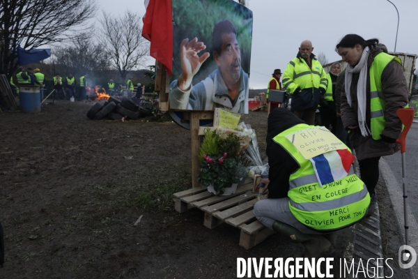 Villeneuve sur Lot 21 /12/ 2018, Hommage à Olivier Daurelle, Gilet jaune écrasé par un poids lourd au rond point d agen.