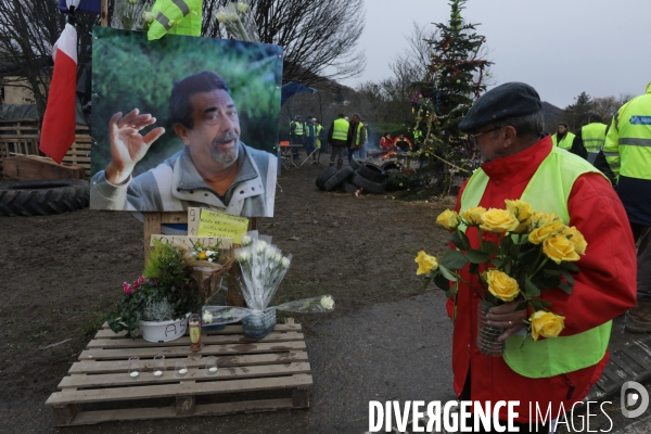 Villeneuve sur Lot 21 /12/ 2018, Hommage à Olivier Daurelle, Gilet jaune écrasé par un poids lourd au rond point d agen.