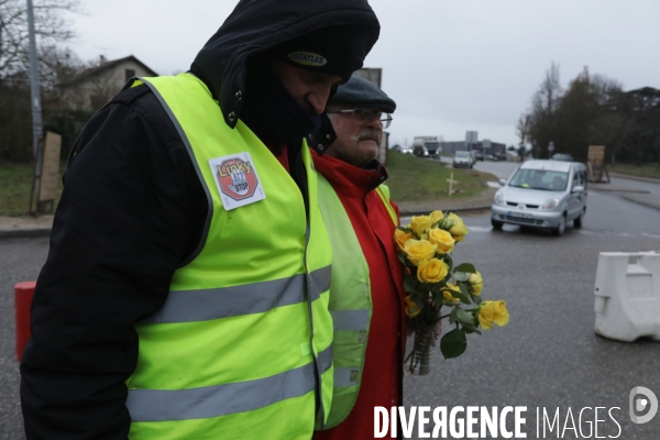 Villeneuve sur Lot 21 /12/ 2018, Hommage à Olivier Daurelle, Gilet jaune écrasé par un poids lourd au rond point d agen.