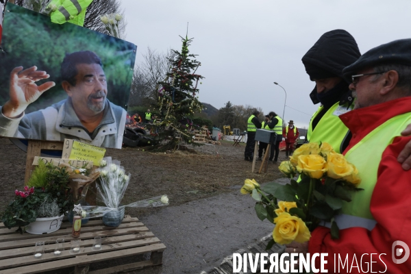 Villeneuve sur Lot 21 /12/ 2018, Hommage à Olivier Daurelle, Gilet jaune écrasé par un poids lourd au rond point d agen.