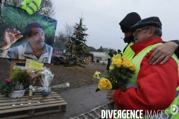 Villeneuve sur Lot 21 /12/ 2018, Hommage à Olivier Daurelle, Gilet jaune écrasé par un poids lourd au rond point d agen.