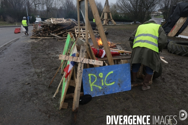 Villeneuve sur Lot 21 /12/ 2018, Hommage à Olivier Daurelle, Gilet jaune écrasé par un poids lourd au rond point d agen.