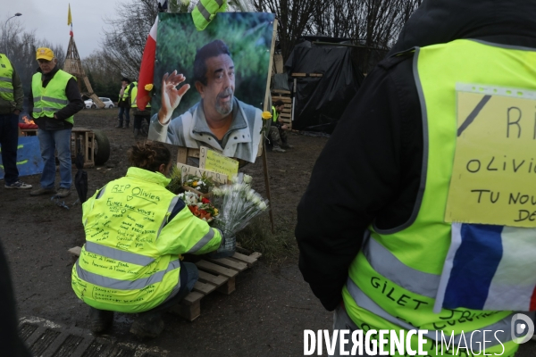 Villeneuve sur Lot 21 /12/ 2018, Hommage à Olivier Daurelle, Gilet jaune écrasé par un poids lourd au rond point d agen.