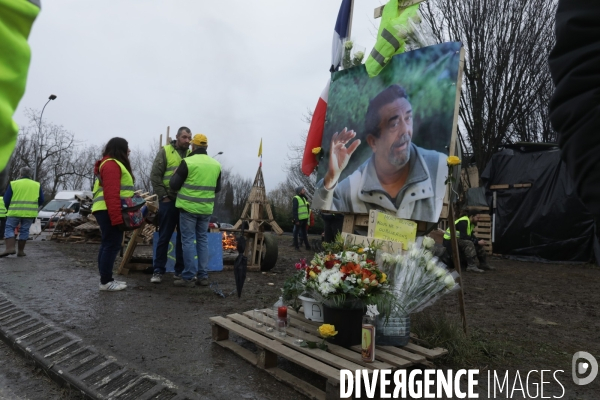 Villeneuve sur Lot 21 /12/ 2018, Hommage à Olivier Daurelle, Gilet jaune écrasé par un poids lourd au rond point d agen.