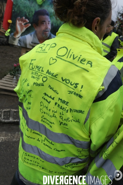 Villeneuve sur Lot 21 /12/ 2018, Hommage à Olivier Daurelle, Gilet jaune écrasé par un poids lourd au rond point d agen.