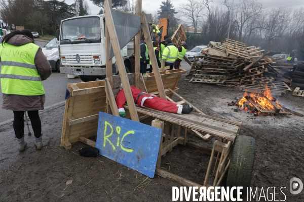 Villeneuve sur Lot 21 /12/ 2018, Hommage à Olivier Daurelle, Gilet jaune écrasé par un poids lourd au rond point d agen.