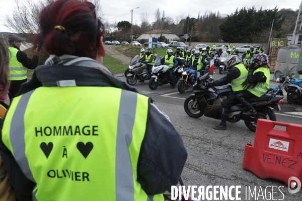 Villeneuve sur Lot 21 /12/ 2018, Hommage à Olivier Daurelle, Gilet jaune écrasé par un poids lourd au rond point d agen.